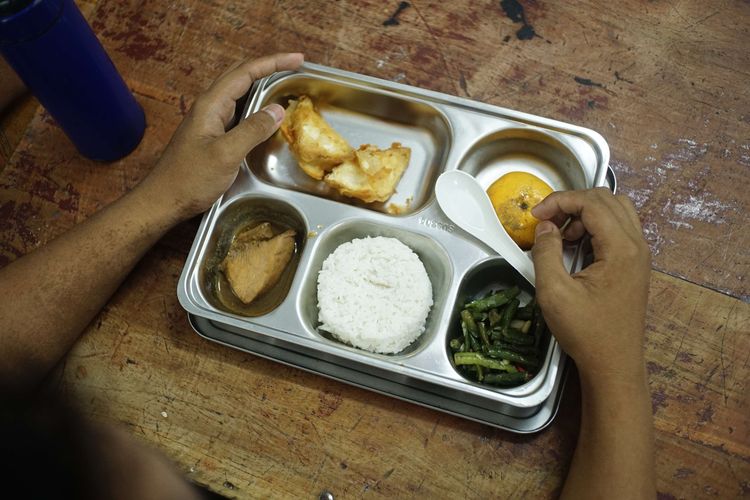 Free nutritious food menu received by students of SMP Negeri 61, West Jakarta, Monday (6/1/2025). This program is designed to provide nutritious food to pregnant women, breastfeeding mothers, toddlers, and students at all levels of education, from preschool, primary education, to secondary education, both general, vocational and religious.