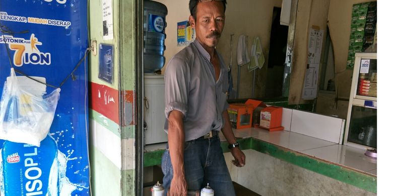 Asdi, tukang isi ulang korek gas di Beji, Depok, Senin (22/4/2019).