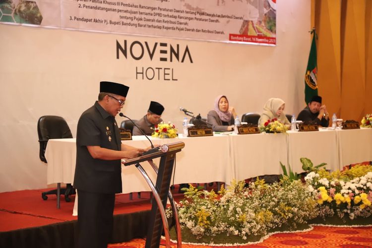 Penjabat (Pj) Bupati Bandung Barat Arsan Latif dalam Rapat Paripurna Penetapan dan Persetujuan Rapat Peraturan Daerah (Raperda) Pajak Daerah dan Retribusi Daerah menjadi sebuah Peraturan Daerah (Perda) yang digelar DPRD Kabupaten Bandung Barat di Lembang, Kamis (16/11/2023).
