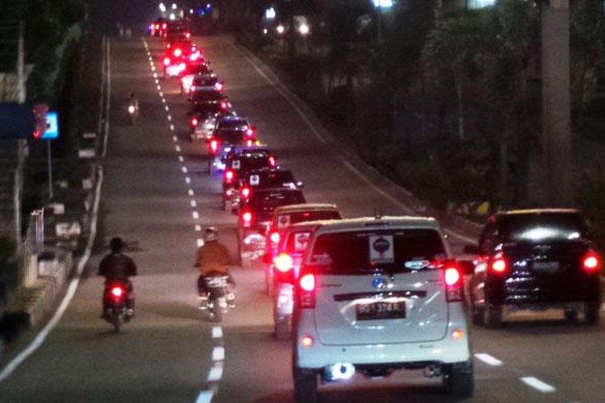 11 komunitas pemilik mobil asal Palembang menggelar kegiatan Sahur on The Road Palembang 2014.