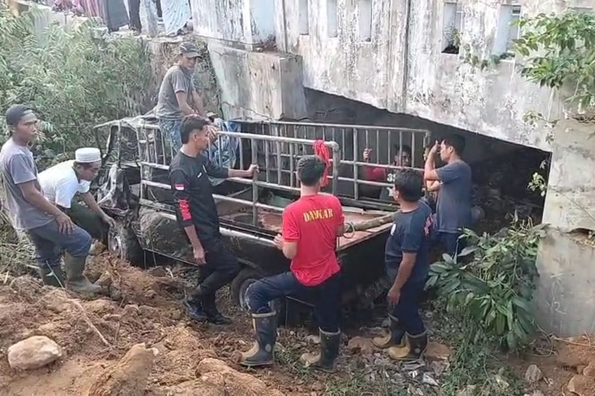 Petugas damkar dan DLH melakukan mapping untuk mengangkat mobil pikap yang jatuh ke sungai di Sumenep, Rabu (23/4/2025).