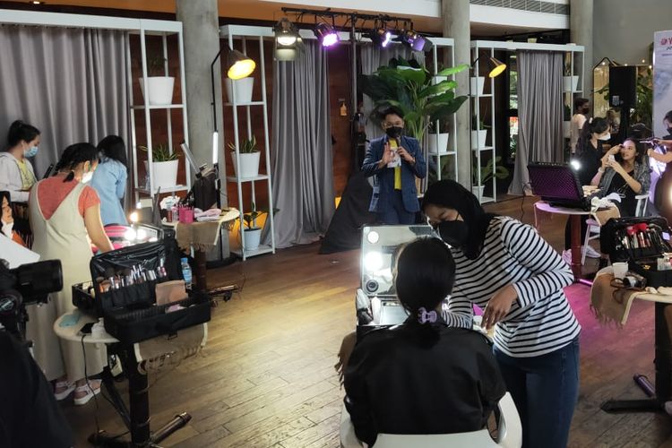 Lexi Lady Time juga dimeriahkan make up class dengan tema ?Get ready with new normal make up?