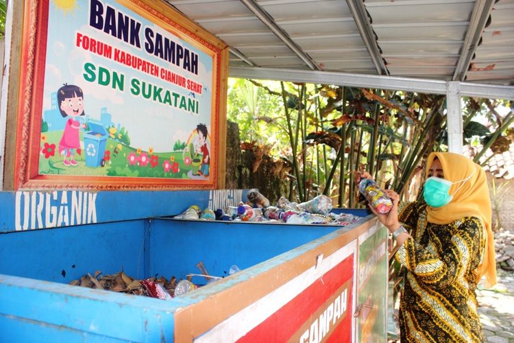 SDN Sukatani di Kabupaten Cianjur, Jawa Barat ini sukses mengolah sampah organik menjadi cairan ekoenzim yang multiguna.