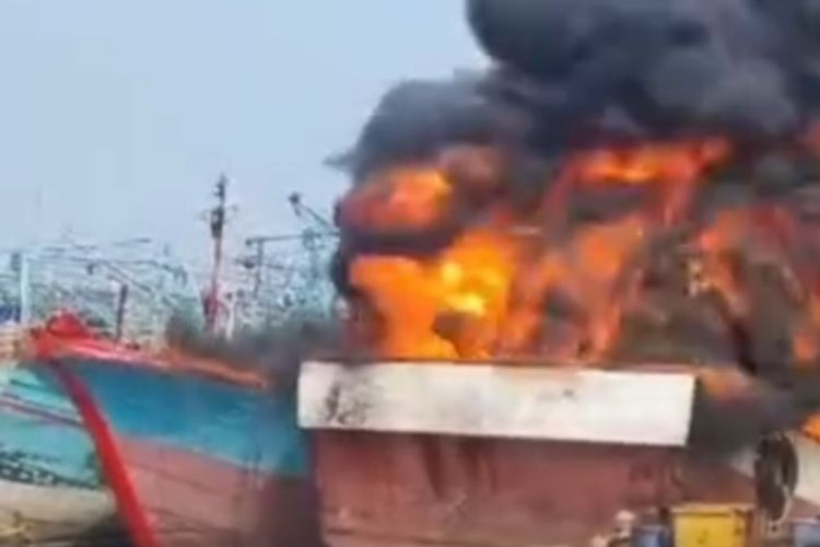 3 Kapal Nelayan di Muara Baru Terbakar akibat Mesin Pendingin Ikan Meledak