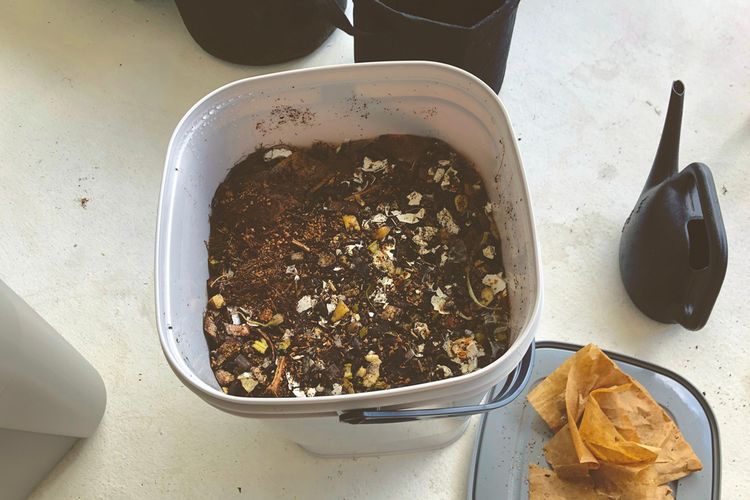 Ilustrasi pupuk bokashi. 