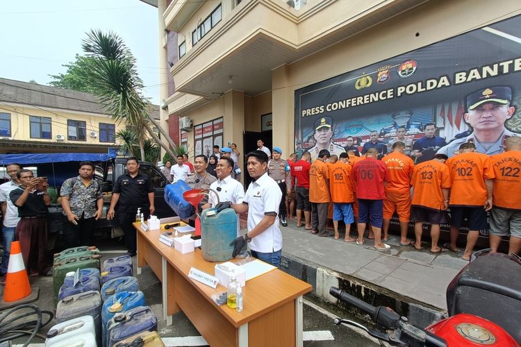Ditreskrimsus Polda Banten memperlihatkan barang bukti dan tersangka penyalahgunaan BBM bersubsidi selama bulan Januari 2024. Sebanyak 15 pelaku ditangkap dan ribuan liter solar dan pertalite diamankan.