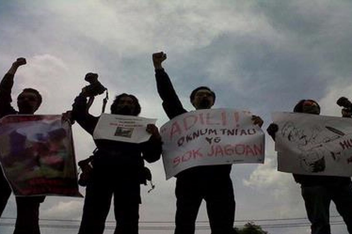 Jurnalis kembali menggelar aksi lanjutan solidaritas kekerasan terhadap wartawan di Jalan Pahlawan, Kota Semarang, Jawa Tengah, Rabu (17/10/2012). 