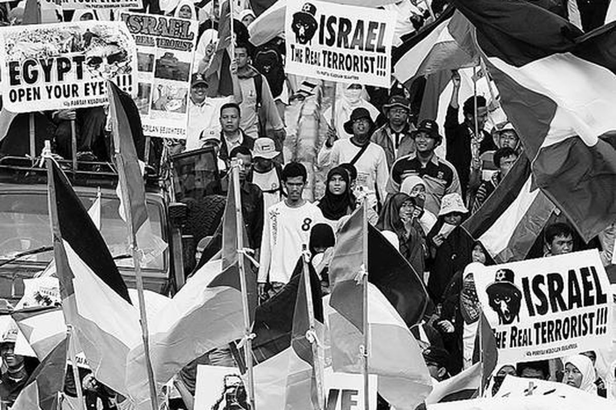 Massa Partai Keadilan Sejahtera (PKS) berunjuk rasa di Bundaran Hotel Indonesia, Jakarta, Kamis (3/6). Mereka mengecam serangan tentara Israel ke kapal yang sedang membawa bantuan kemanusiaan untuk Gaza. Selain PKS juga banyak unsur masyarakat lain yang mengecam serangan Israel tersebut.