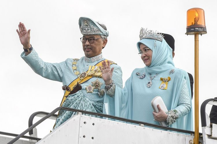 Foto yang dirilis Departemen Informasi Malaysia pada 31 Januari 2019 menunjukkan raja baru Malaysia Sultan Abdullah Sultan Ahmad Shah dan permaisurinya unku Hajah Azizah Aminah Maimunah Iskandariah melambaikan tangan di Kuantan, Pahang, sebelum bertolak ke Kuala Lumpur untuk menjalani pelantikan sebagai Yang di-Pertuan Agong ke-16 Malaysia.