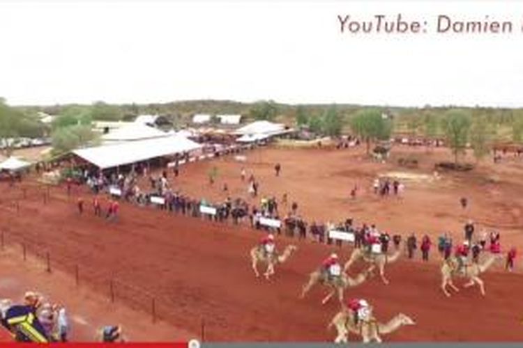 Balapan Unta atau Camel Cup digelar di Uluru, Kawasan Australia Utara, Minggu (31/5/2015).