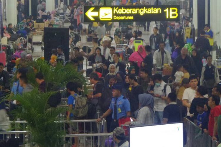 Pemudik memadati gerbang keberangkatan Terminal 1B Bandara Soekarno-Hatta, Tangerang, Jumat (23/6/2017) dini hari. Puncak arus mudik via Bandara Soekarno-Hatta diprediksi jatuh pada hari ini dan Sabtu (24/6/2017) besok.