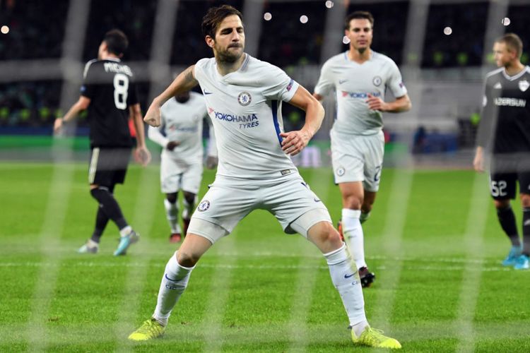 Cesc Fabregas merayakan gol ketiga Chelsea ke gawang Qarabag pada pertandingan Liga Champions di Baku, Rabu (22/11/2017).