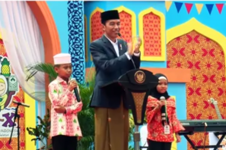 Bocah Rian (kiri) saat diminta Presiden Joko Widodo melafalkan Pancasila dalam Festival Anak Saleh Indonesia ke-10 di Banjarmasin. Rian adalah perwakilan anak dari Sulawesi Selatan.