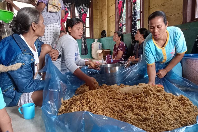 Sejumlah ibu-ibu di Dusun Sibio-bio, Desa Simardangiang, Kecamatan Pahae Julu, Kabupaten Tapanuli Utara membuat adonan itak gurgur untuk suaminya yang memanen getah kemenyan di tombak haminjon (hutan kemenyan).