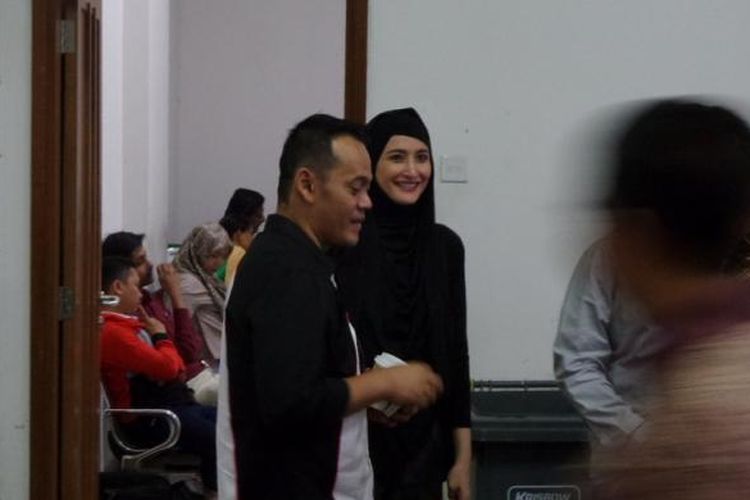 Fahmi Darmawansyah dan Inneke Koesherawati di Pengadilan Tipikor Jakarta, Senin (13/3/2017).