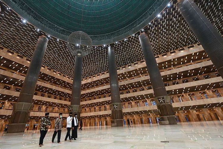 Presiden Joko Widodo meninjau Masjid Istiqlal yang telah usai direnovasi, Jakarta, Kamis (7/1/2021). Renovasi ini merupakan yang pertama sejak 42 tahun lalu, dengan menghabiskan waktu 14 bulan untuk merampungkan proses renovasi.