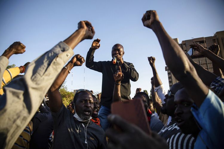 Aktivis Mamadou Drabo, pemimpin gerakan Save Burkina Faso, mengumumkan kepada orang banyak yang berkumpul di Place de la Nation bahwa Letnan Kolonel Paul Henri Sandaogo Damiba telah mengambil alih kendali negara di Ouagadougou Senin 24 Januari 2022. 