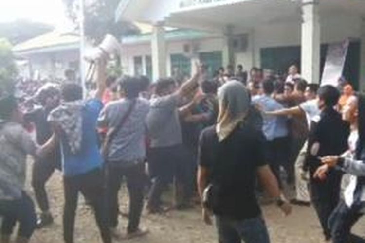 Tuntut transparansi pengelolaan dana kampus, mahasiswa dan dosen STAI DDI Polewali mandar terlibat bentrok di depan kantort rektorat.