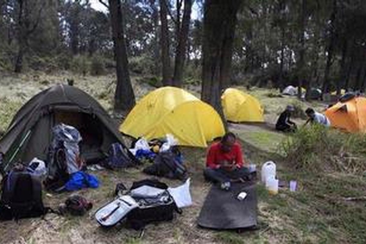 Tim Ekspedisi Cincin Api berkemah di Pos Kalimati di ketinggian 2.698 mdpl kaki Gunung Semeru, Lumajang, Jawa Timur, Rabu (16/11/2011). Tim melakukan perjalanan arkeologi untuk mendokumentasi prasasti serta arca yang berorientasi ke Gunung Semeru.  