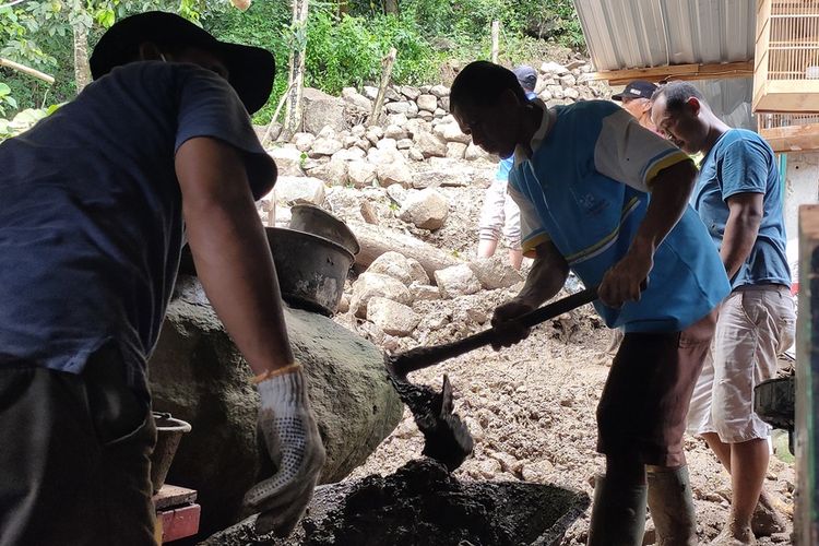 Warga gotong royong membantu membersihkan material longsor yang menerpa satu sisi dapur rumah milik Parjo pada Pedukuhan Krikil, Kalurahan Pendoworejo, Kapanewon Girimulyo, Kabupaten Kulon Progo, Daerah Istimewa Yogyakarta.