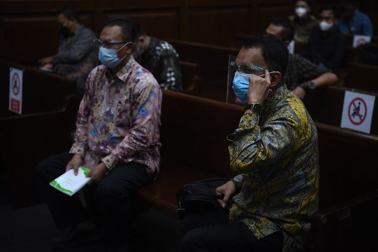 Terdakwa kasus dugaan suap pengurusan pajak Angin Prayitno Aji (kanan) dan Dadan Ramdani bersiap mengikuti sidang lanjutan di Pengadilan Tipikor, Jakarta, Selasa (9/11/2021). Sidang mantan pejabat pada Ditjen Pajak itu beragenda mendengarkan keterangan saksi. ANTARA FOTO/Akbar Nugroho Gumay/foc.