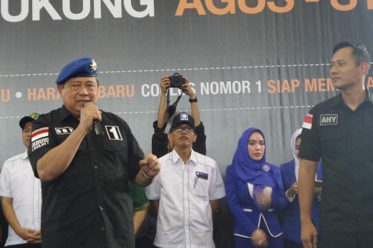 Ketua Umum Partai Demokrat Susilo Bambang Yudhoyono mengkampanyekan pasangan calon gubernur dan wakil gubernur DKI Jakarta Agus Harimurti Yudhoyono-Sylviana Murni di GOR Ciracas, Jakarta Timur, Sabtu (4/2/2017).