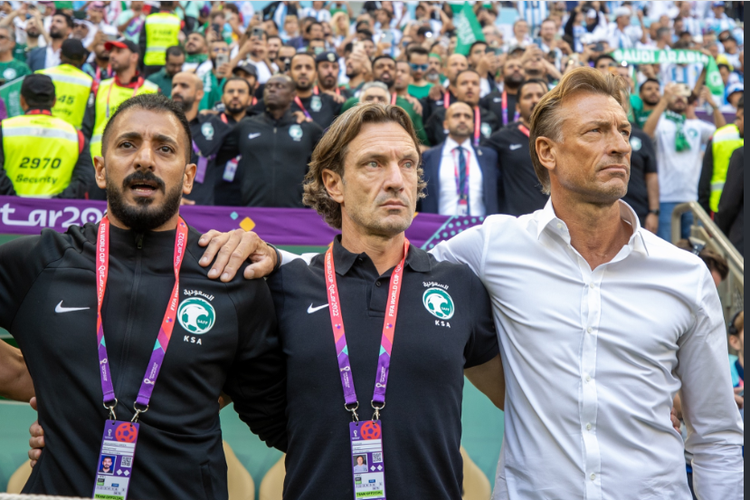 Pelatih timnas Arab Saudi, Herve Renard (kanan kemeja putih), saat laga Argentina vs Arab Saudi pada babak penyisihan Grup C Piala Dunia 2022.