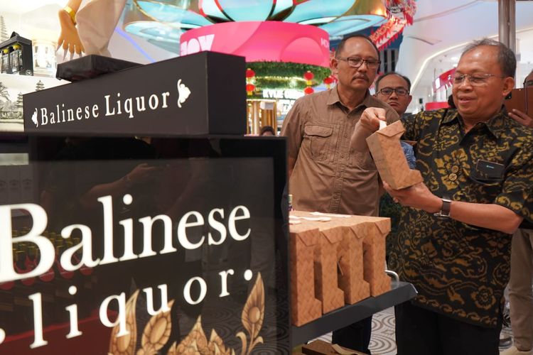Gantikan Whiskey, Misi Wayan Koster Angkat Arak Bali di Duty Free Bandara Ngurah Rai