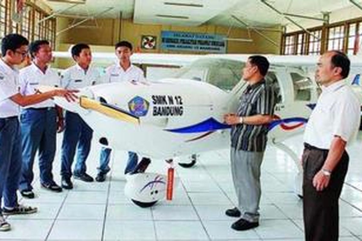 Pesawat Jabiru 430 berkapasitas empat orang yang dirakit SMKN 12 Bandung menjadi kebanggaan sekolah yang memiliki program keahlian memproduksi pesawat terbang atau manufaktur ini. SMKN 12 Bandung masih menunggu uji kelaikan terbang dari Departemen Perhubungan.