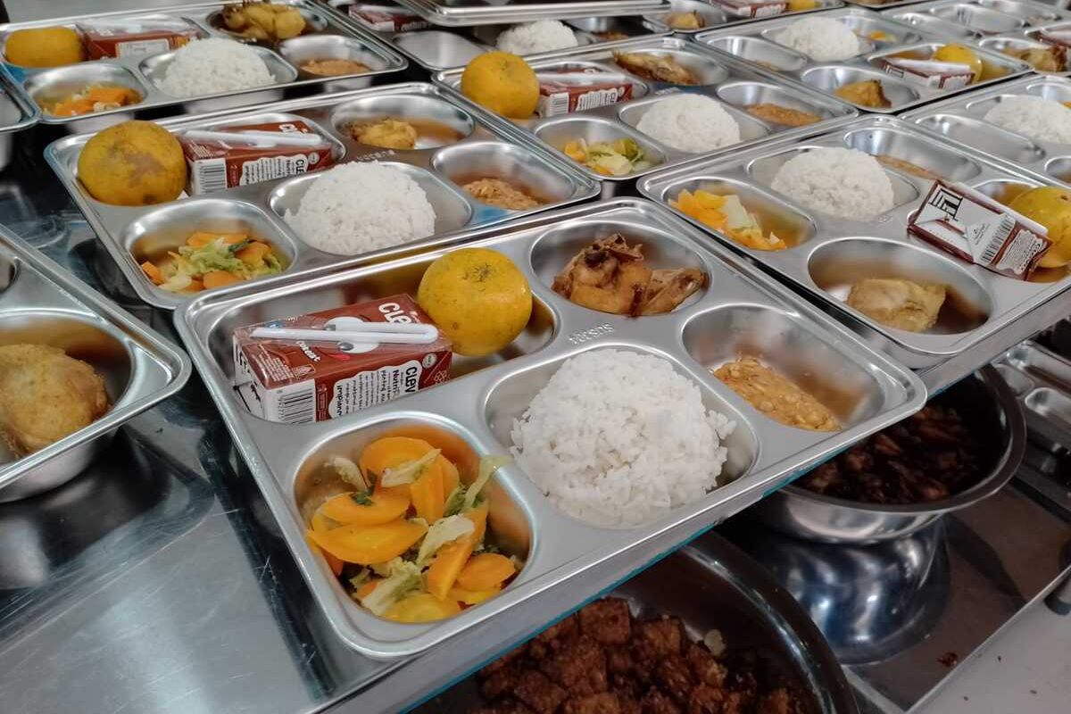 Ilustrasi makan bergizi gratis (MBG). BGN terbitkan panduan operasional dan libatkan BPOM untuk memperketat pengawasan Program Makan Bergizi Gratis demi cegah keracunan massal.