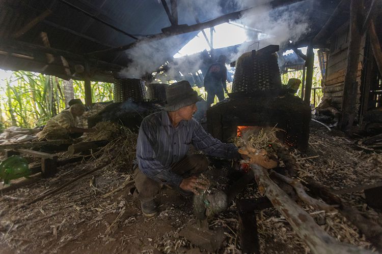 Pekerja mengoperasikan pengembus angin bertenaga listrik untuk merebus air tetes tebu di sebuah kilang tebu di Jorong Katapiang, Nagari Lawang, Kecamatan Matur, Kabupaten Agam, Sumatera Barat, Rabu (15/6/2023). 