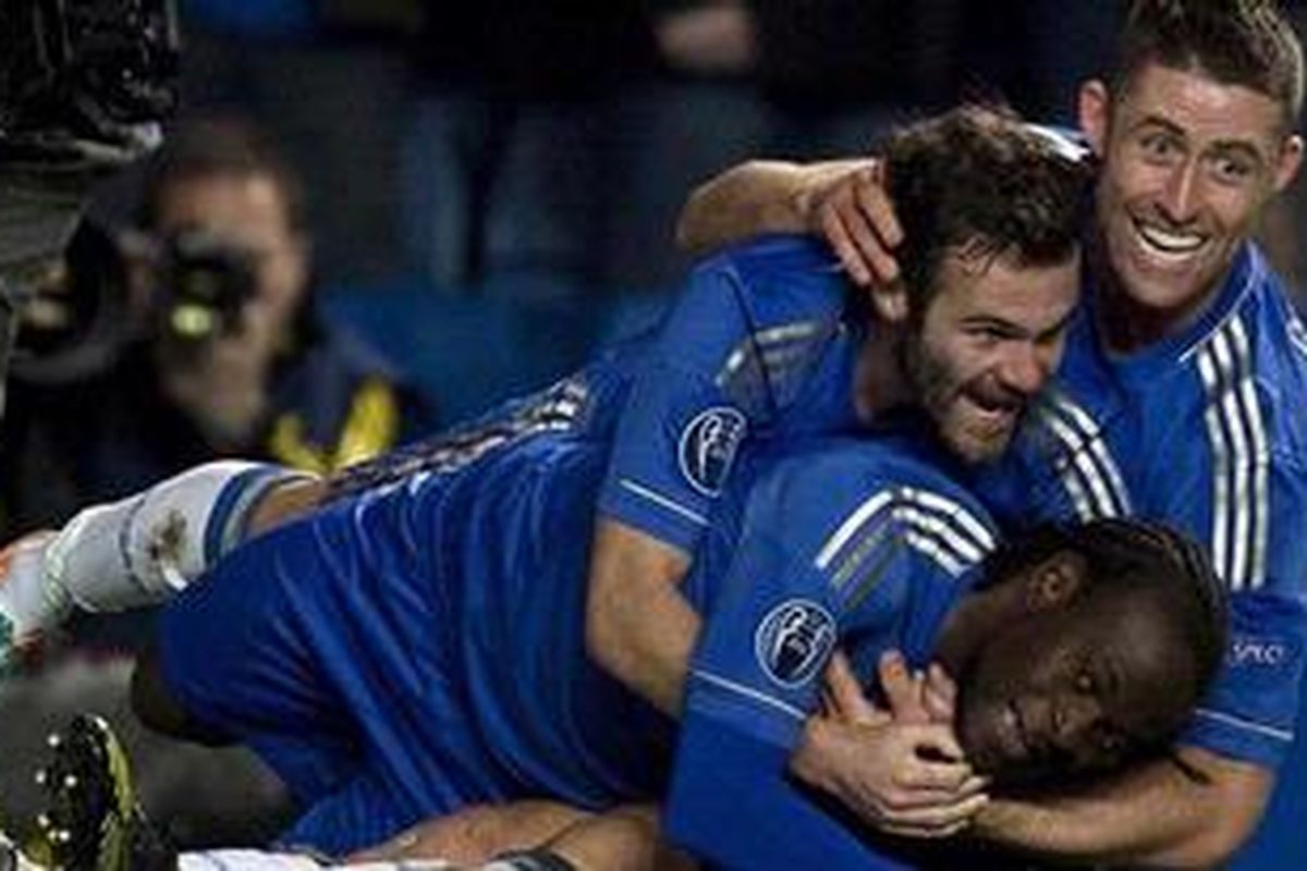 Selebrasi bomber Chelsea, Victor Moses, usai mencetak gol ke gawang Shaktar Donetsk, Rabu (7/11/2012). Berkat gol tersebut, Chelsea meraih kemenangan 3-2. 