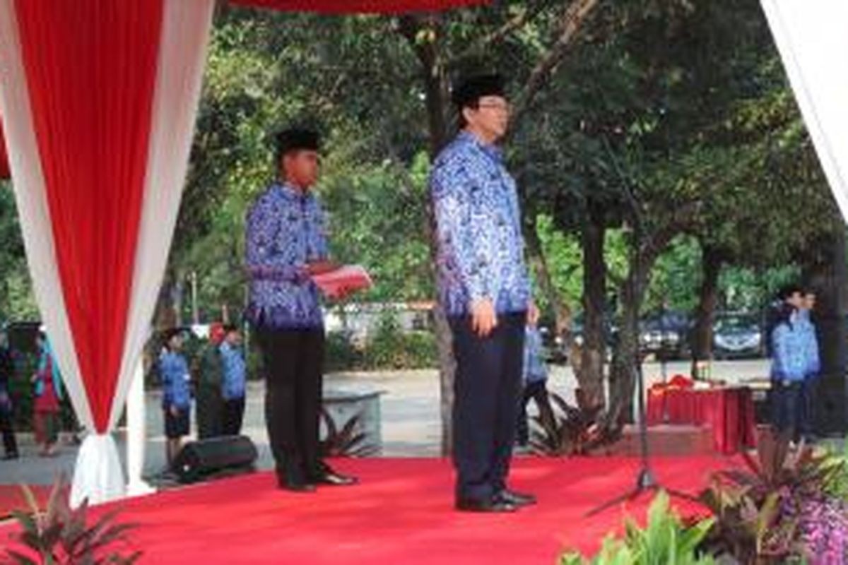 Wakil Gubernur DKI Jakarta Basuki Tjahaja Purnama saat menjadi inspektur upacara dalam upacara IKADA, di lapangan IRTI Monas, Jakarta, Kamis (19/9/2013).