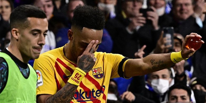 Striker Barcelona Pierre-Emerick Aubameyang melakukan selebrasi ala Dragon Ball setelah mencetak gol ke gawang Real Madrid CF di stadion Santiago Bernabeu, pada 20 Maret 2022.