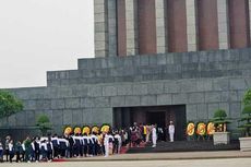 Berziarah ke Mausoleum Ho Chi Minh