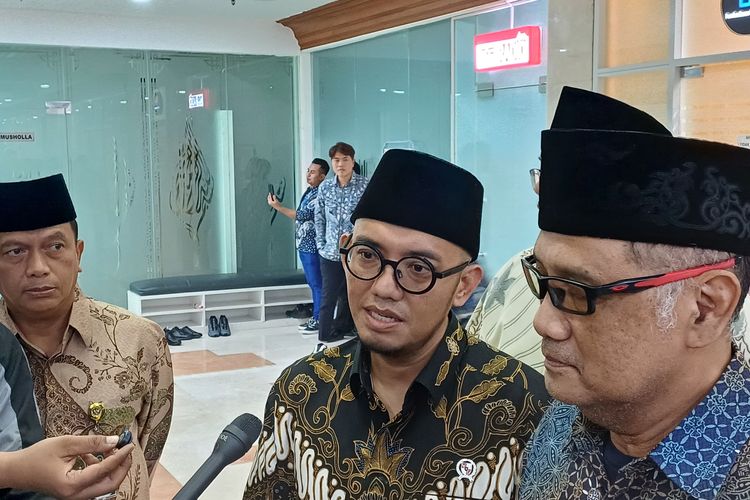 Wakil Menteri Haji dan Umrah, Dahnil Anzar Simanjuntak saat ditemui usai mengikuti rapat bersama Komisi VIII DPR RI di Kompleks Parlemen, Senayan, Jakarta, Selasa (30/9/2025).