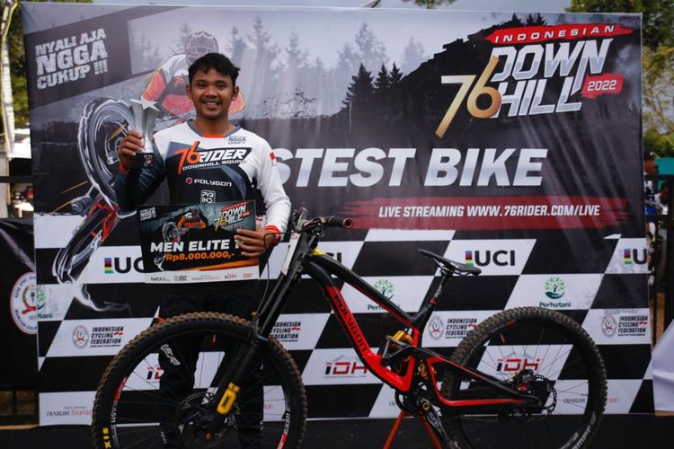 Pebalap 76 Rider Downhill Squad Mohammad Abdul Hakim menjuarai seri kedua Indonesian Downhill 2022 kelas Men Elite dengan catatan waktu 3 menit 15,413 detik di Ternadi Bike Park, Kudus, Jawa Tengah, Minggu (11/12/2022).