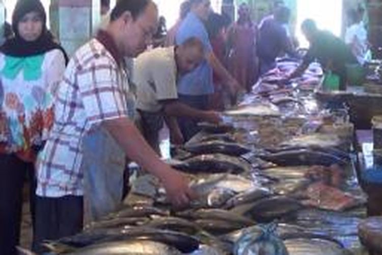 Akibat cuaca buruk, harga ikan di pasar tradisional di Banda Aceh, meroket. Warga mengleuh akan mahalnya harga ikan segar.