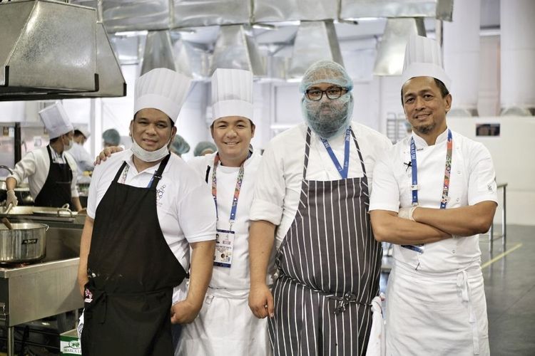 Chef Sau del Rosario dengan anggota tim, dari kiri, Howard Dizon, Leonard Vincent Garcia, dan Bong Sagmit