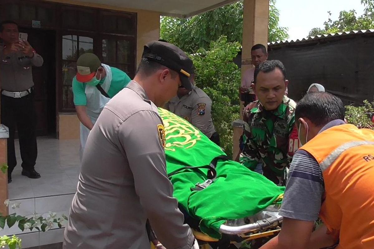 Proses evakuasi jenazah korban kekerasan di Sidoarjo, Sabtu (4/11/2023).