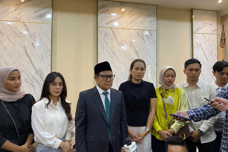 Bakal wakil calon presiden (Bacawapres) pendamping Anies Baswedan, Muhaimin Iskandar (Cak Imin) (berpeci hitam) di rumah Dinas Widya Chandra IV, Jakarta Selatan, Rabu (27/9/2023). 