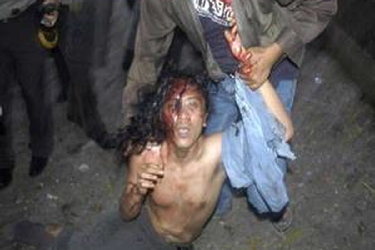 Polisi menyeret seorang demonstran yang sudah berdarah-darah untuk membubarkan aksi mahasiswa Universitas Nasional (UNAS) yang menolak kenaikan harga BBM, di depan kampus UNAS, Jakarta Selatan, Sabtu (24/5). 