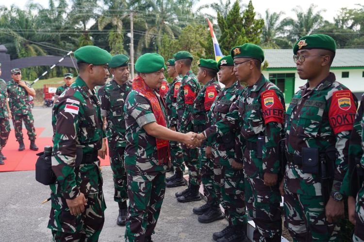 Kepala Staf TNI Angkatan Darat (KSAD) Jenderal Dudung Abdurachman berpesan kepada prajurit Batalyon Infanteri (Yonif) 122/Tombak Sakti yang akan bertugas sebagai satuan tugas pengamanan perbatasan (satgas pamtas) di wilayah utara Papua. Hal itu disampaikan KSAD saat melakukan pemeriksaan kesiapan operasi prajurit Yonif 122/Tombak Sakti yang bermarkas di Pematang Siantar, Sumatera Utara, Kamis (8/6/2023). 