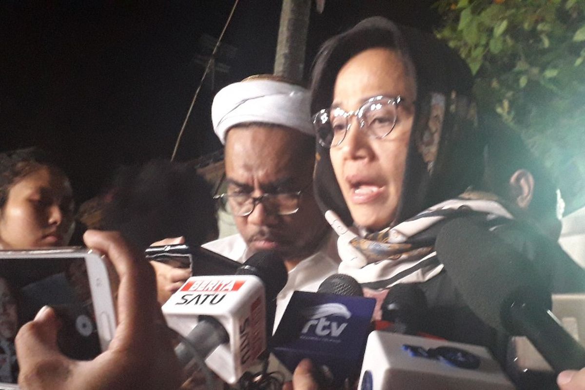 Menteri Keuangan Sri Mulyani Indrawati saat melayat di rumah duka Presiden ketiga RI Bacharuddin Jusuf Habibie di kawasan Patra Kuningan, Rabu (11/9/2019) malam.