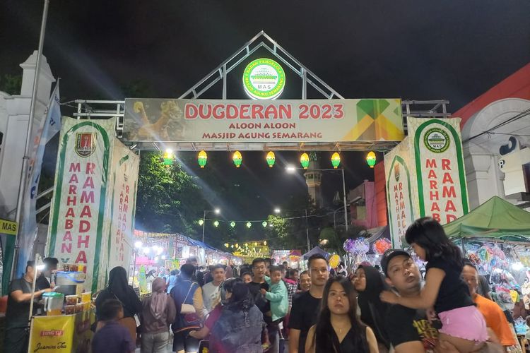 Suasana Pasar Dugderan Semarang, ramai dikunjungi masyarakat Kota Semarang, Kamis (16/3/2023).