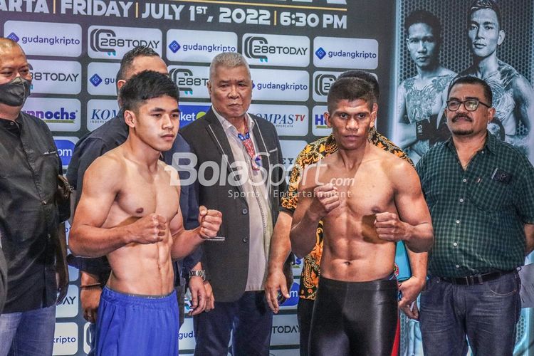 Ongen Saknosiwi saat melakukan timbang badan bersama lawannya, Jirawat Thammachot, menjelang bertanding dalam rangkaian MPRO Evolution Fight Series 2022 di Balai Sarbini, Jakarta, pada Jumat (1/7/2022).