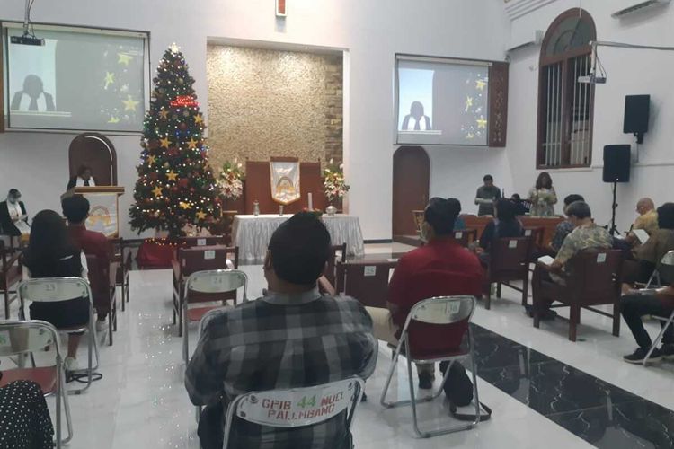 Malam misa yang berlangsung di gereja GPIB Imanuel Palembang, Sumatera Selatan dilakukan dengan cara protokol Covid-19. Dimana jumlah jemaat dibatasi sampai 90 persen, untuk mencegah penularan virus Corona, Kamis (24/12/2020).