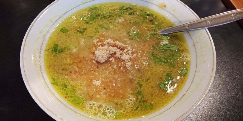 Soto Lamongan Cak Har dengan kuah kuning yang kental, ditambah koya, Jumat (6/4/2018).