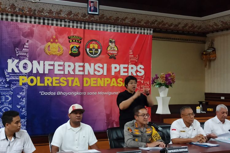Dokter Forensik RS Bhayangkara Medan, Ismurrizal, dan Dokter Forensik RSUP Prof  Ngoerah, Denpasar, Dudut Rustyadi, saat hadir dalam rilis pengungkapan kasus kematian, ASN (23), di Mapolresta, pada Rabu (13/12/2023). Kompas.com/ Yohanes Valdi Seriang Ginta