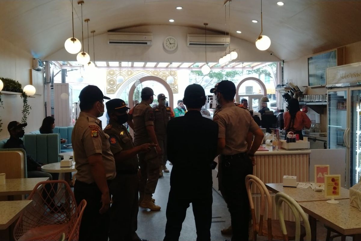 Satpol PP Kota Depok mendatangi salah satu restoran di Jalan Margonda Raya, Pondok Cina, Beji, Depok, karena kedapatan antrean yang mengular hingga ke jalanan, pada Senin (11/4/2022).